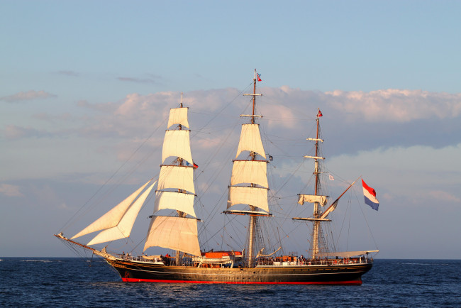 Обои картинки фото корабли, парусники, парусник, море, флаг, паруса