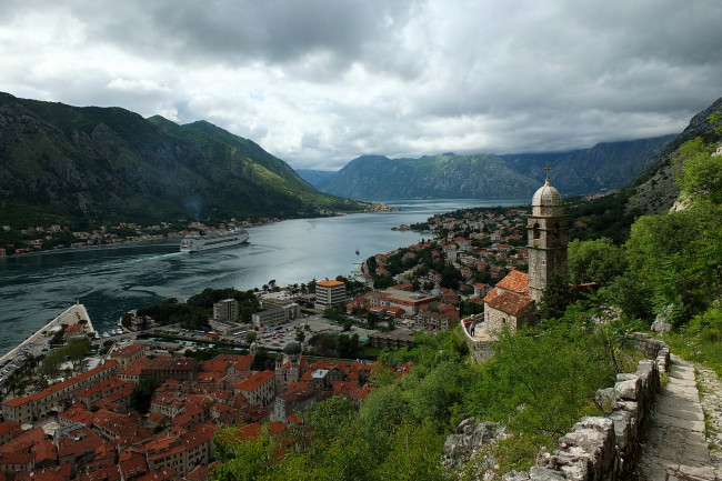 Обои картинки фото kotor, montenegro, города, панорамы, bay, котор, Черногория, которский, залив, горы, пейзаж, лайнер, церковь