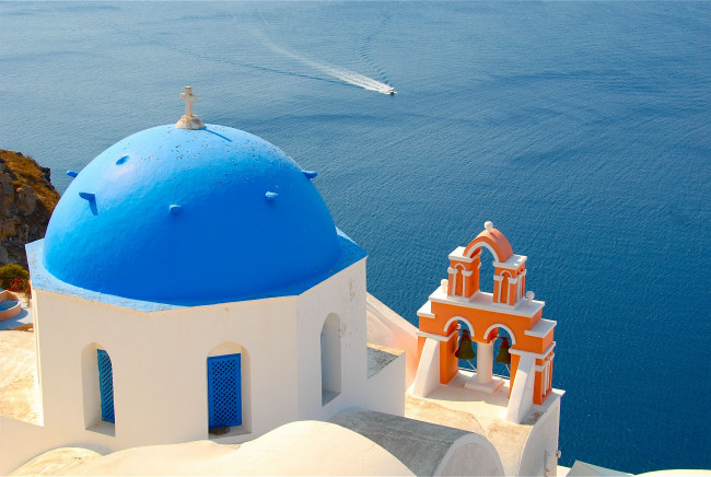 Обои картинки фото oia, santorini, greece, города, санторини, греция, водная, гладь, колокола, купол, ия, эгейское, море, церковь