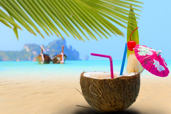 обоя еда, напитки,  коктейль, тропик, море, лодки, пляж, пальмы, коктейль, трубочки, зонтик
