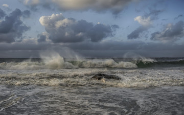 Картинка природа моря океаны камень берег горизонт облака небо брызги пена прибой волны