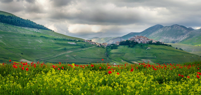 Обои картинки фото castelluccio,  umbria,  italy, города, - панорамы, umbria, italy, apennine, mountains, кастелуччо, умбрия, италия, апеннинские, горы, деревня, луг, поля, цветы, панорама, пейзаж