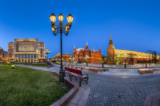 Обои картинки фото манежная площадь,  москва,  россия, города, москва , россия, москва, манежная, площадь, фонари, кремль