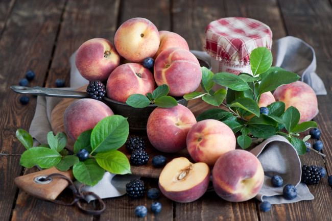 Обои картинки фото еда, фрукты,  ягоды, персики, ягоды, голубика, ежевика