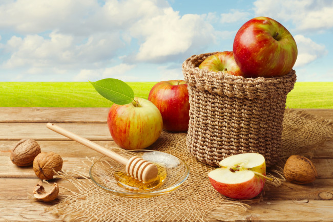 Обои картинки фото еда, Яблоки, корзина, яблоки, мед, орехи