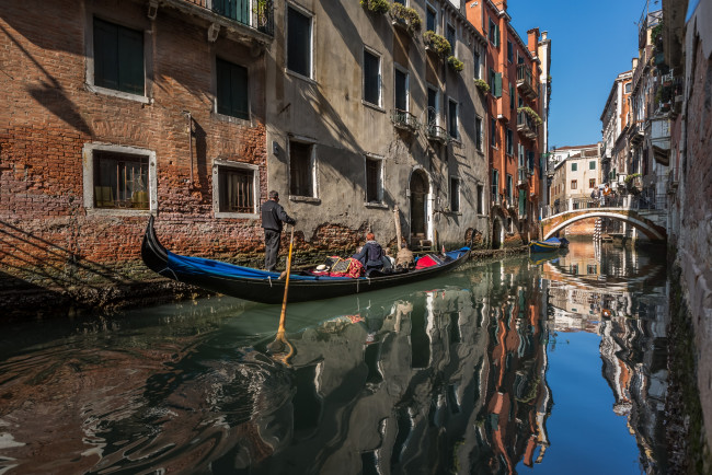 Обои картинки фото narrow canal,  venice,  italy, города, венеция , италия, мост, венеция, italy, venice, narrow, canal, отражение, канал, здания, гондола