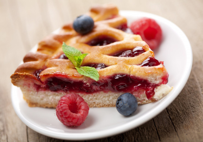 Обои картинки фото еда, пироги, мята, малина, ягоды, черника, начинка, выпечка, пирог