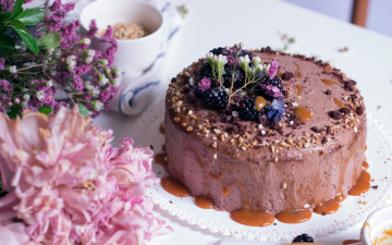 Картинка еда торты карамель пионы орехи цветы ежевика крем торт
