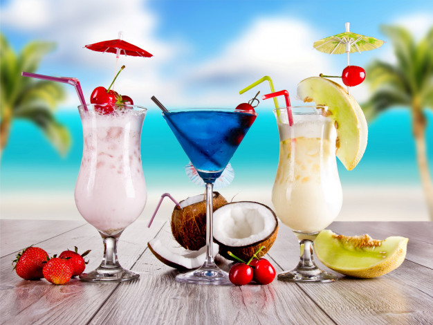 Обои картинки фото еда, напитки,  коктейль, папайя, вишня, клубника, кокос
