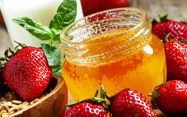 Обои картинки фото еда, мёд,  варенье,  повидло,  джем, berries, strawberries, honey, ягоды, клубника, баночка, мед