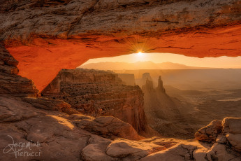 Картинка природа горы юта сша штат mesa arch лучи свет утро природная арка национальный парк каньон лендс скалы солнца