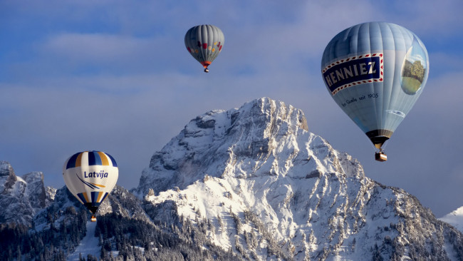 Обои картинки фото авиация, воздушные шары, снег, шары, горы, небо, полет, воздухоплавание