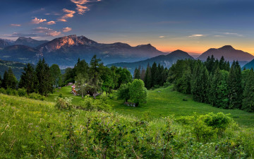 Картинка природа горы домик зелень лес долина закат трава verdant панорама деревья луг лето