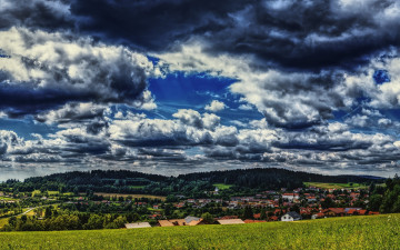 Картинка природа облака обработка трава леса поля бавария германия панорама зелень луга санкт-энгльмар sankt englmar дома деревья небо
