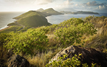 Картинка природа побережье кусты возвышенность небо трава камни caribbean горизонт острова море дымка солнце горы дорога облака панорама