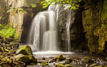 Картинка природа водопады водопад вода камни скала брызги мох