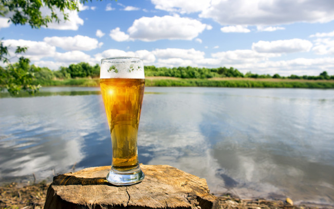Обои картинки фото еда, напитки,  пиво, пейзаж, стакан, пень, берег, боке, зелень, настроение, облака, лето, солнце, небо, река, пиво