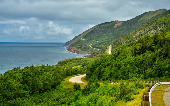 Обои картинки фото природа, побережье, скалы, небо, кейп-бретон-хайлендс, деревья, море, тучи, горы, дорога, горизонт, канада, cape, breton, highlands, national, park