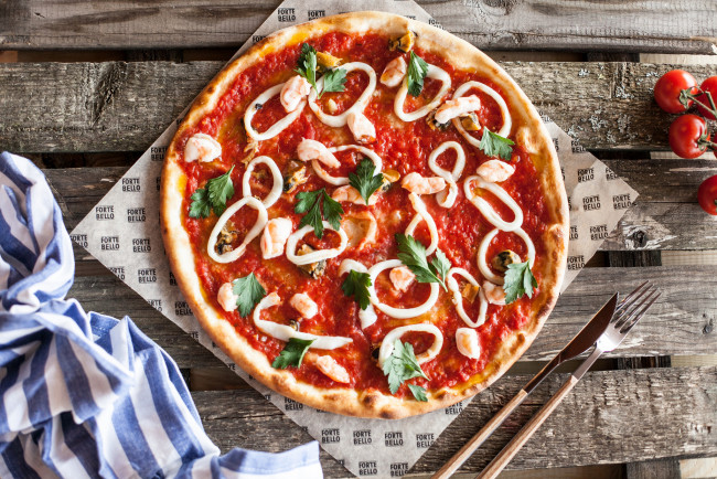 Обои картинки фото еда, пицца, начинка, вкусно, томат