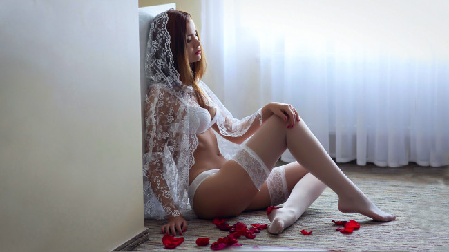 Обои картинки фото девушки, -unsort , невесты, розы, чулки, окно
