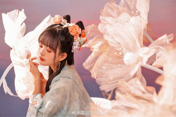 Картинка девушки -+азиатки шатенка костюм цветы