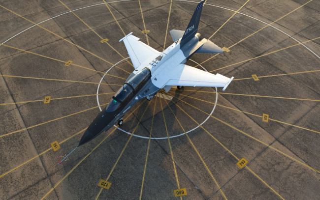 Обои картинки фото авиация, боевые самолёты, истребитель, аэродром, круг, боевая