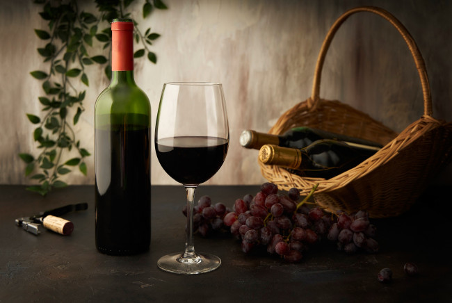 Обои картинки фото еда, напитки,  вино, вино, бокал, виноград, бутылки, корзинка