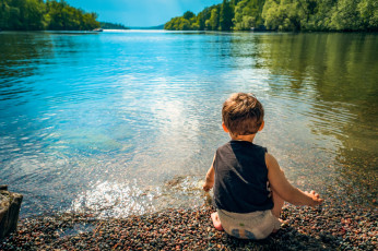 Картинка разное дети мальчик берег озеро