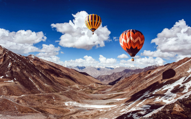Обои картинки фото авиация, воздушные шары дирижабли, полет, воздушные, шары, горы, облака
