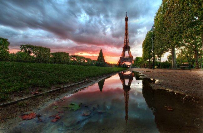 Обои картинки фото paris, france, города, париж, франция, eiffel, tower, эйфелева, башня, закат, лужа, деревья
