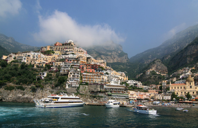 Обои картинки фото positano, италия, города, амальфийское, лигурийское, побережье, дома, море, горы, катера