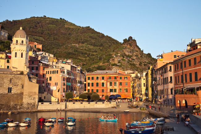 Обои картинки фото vernazza, liguria, italy, города, амальфийское, лигурийское, побережье, италия, дома, море, горы, лодки