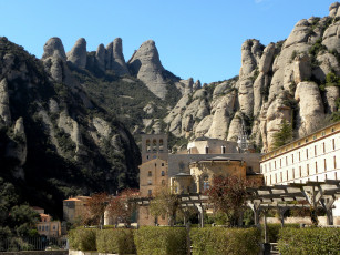 Картинка санта-мария-де-монтсеррат города -+католические+соборы +костелы +аббатства скала горы испания монастырь