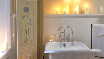 Картинка интерьер ванная+и+туалетная+комнаты пена ванна рисунки цветы дверцы шкаф свечи окно ванная кран полотенце