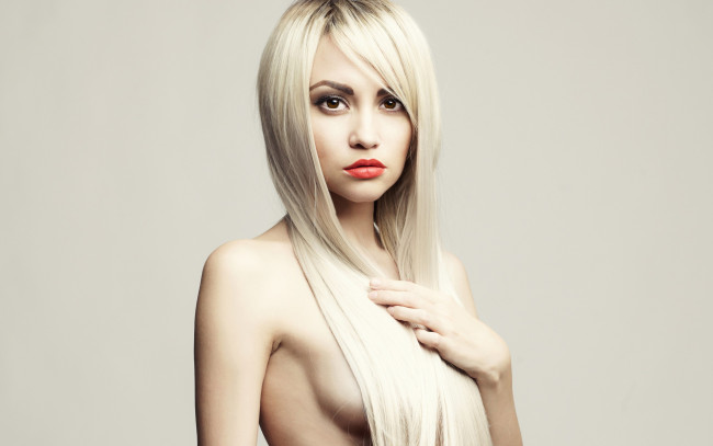 Обои картинки фото девушки, -unsort , блондинки, грудь, глаза, губы, взгляд, длинные, волосы, блондинка, модель, девушка, рука, фон
