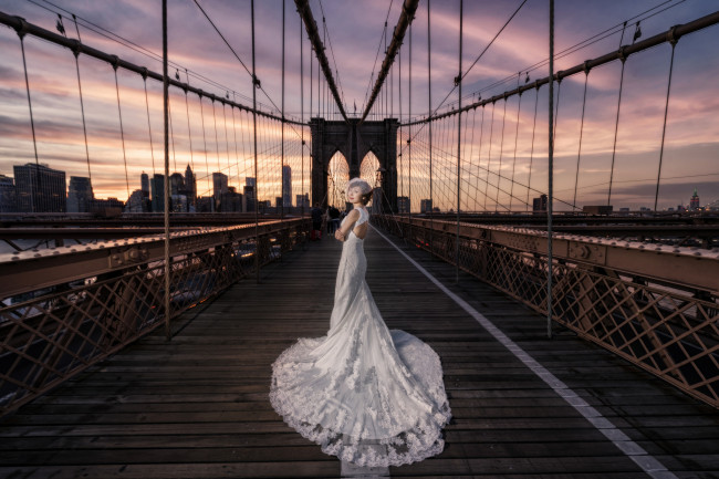 Обои картинки фото девушки, -unsort , азиатки, свадебное, платье, невеста, свадьба, мост, город, нью-йорк, бруклинский, brooklyn, bridge, new, york, city
