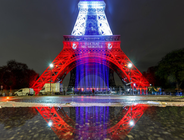 Обои картинки фото города, париж , франция, свет, огни, эйфелева, башня, отражение, краски, париж