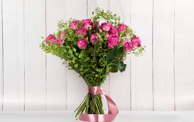 Обои картинки фото цветы, розы, ленточка, розовые, букет, фон