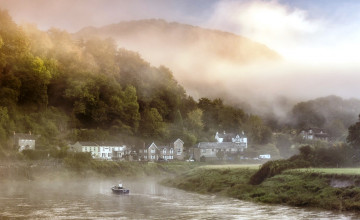 Картинка уэльс +р +уай города -+пейзажи горы туман река поселок лодка