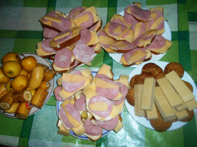 Обои картинки фото еда, бутерброды,  гамбургеры,  канапе, колбаса, сыр, яблоки, бананы, вафли, печенье, хлеб