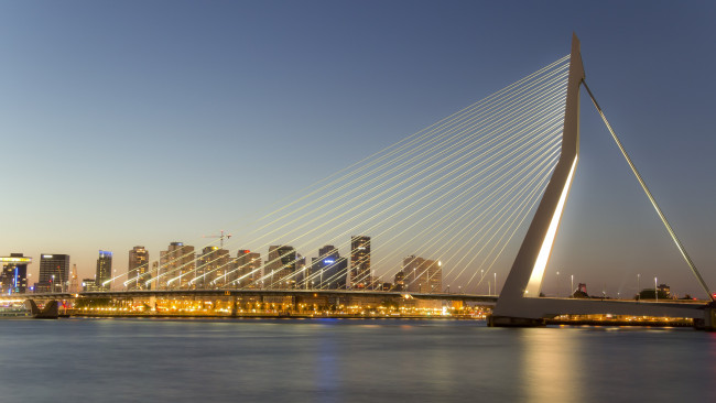 Обои картинки фото the erasmus bridge in rotterdam,  netherlands, города, - мосты, здания, дома, река, огни, мост