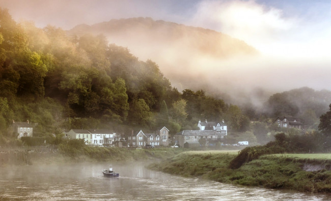 Обои картинки фото уэльс,  р,  уай, города, - пейзажи, горы, туман, река, поселок, лодка