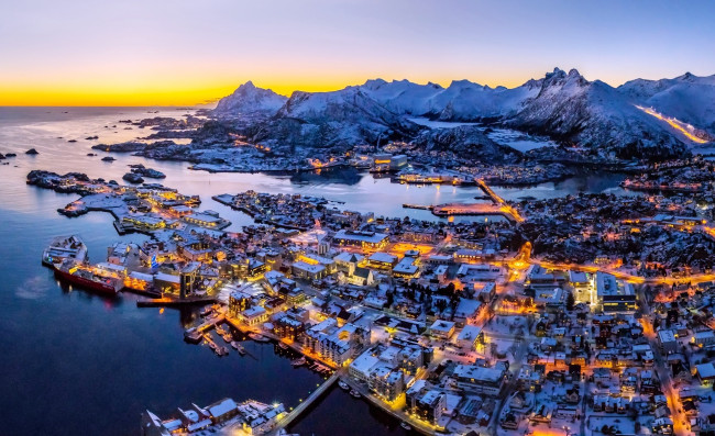 Обои картинки фото свольвер,  лофотенские острова,  норвегия, города, - огни ночного города, горы, огни, панорама, город, снег, море