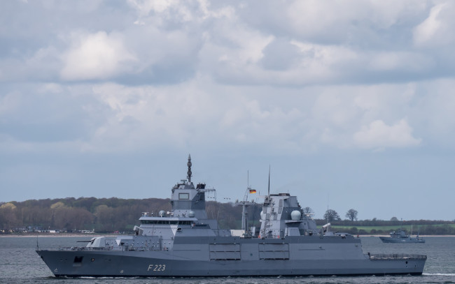Обои картинки фото nordrhein-westfalen,  f223, корабли, фрегаты,  корветы, немецкий, военно-морской, флот, вмс, германии, военный, корабль, северный, рейн-вестфалия, фрегат, типа, баден-вюртемберг