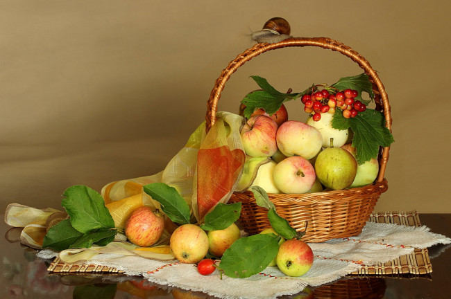 Обои картинки фото еда, яблоки, платок, корзинка