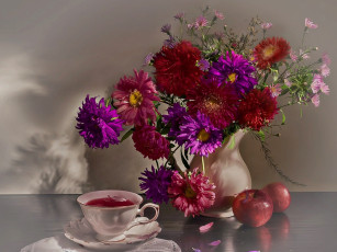 Картинка еда натюрморт ваза букет хризантемы яблоки чай
