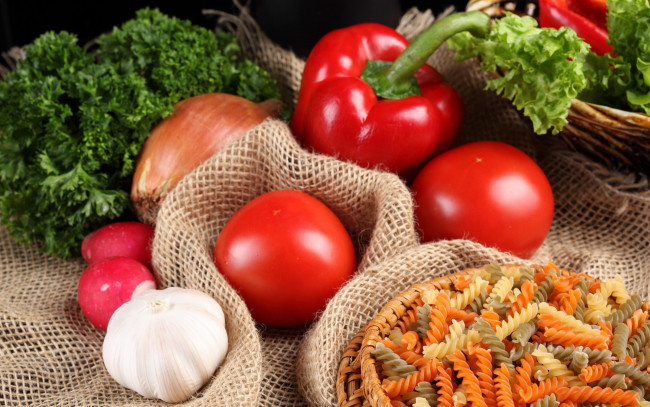 Обои картинки фото еда, разное, лук, зелень, чеснок, макароны, перец, помидоры, томаты