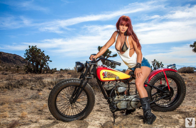 Обои картинки фото мотоциклы, мото, девушкой, veronica, ricci, пустыня, indian