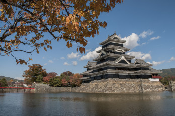 обоя matsumoto, castle, japan, города, замки, Японии, мацумото, замок, ветки, листья, вода, Япония, karasu-jo