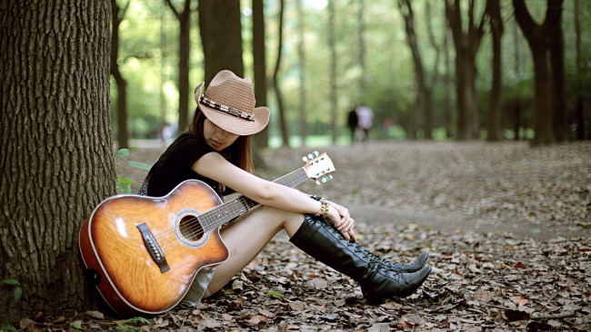 Обои картинки фото музыка, другое, шляпа, гитара, парк, девушка
